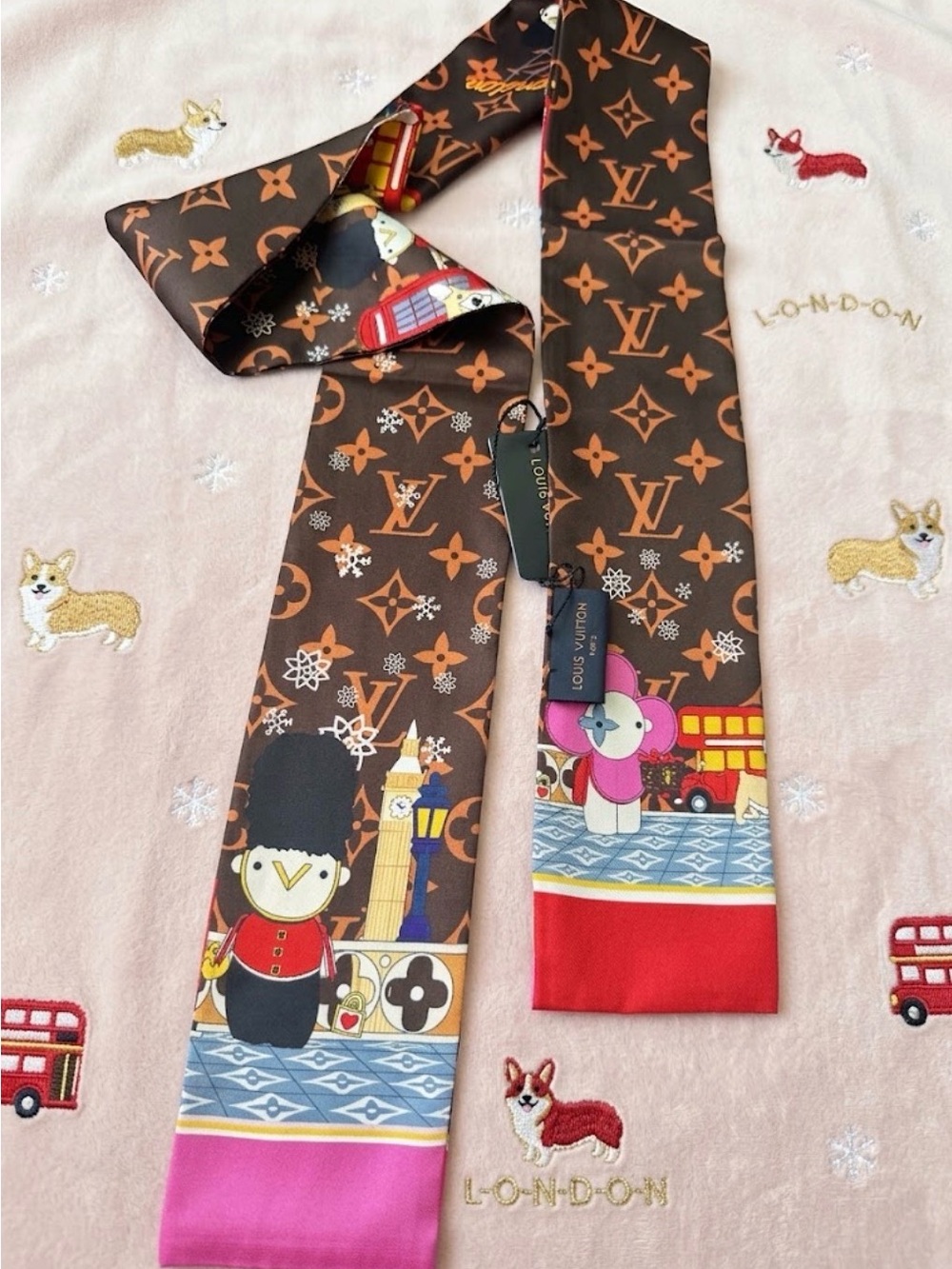 Louis Vuitton "Vivienne in London" Bandeau Scarf New Amazing no box  100% Silk